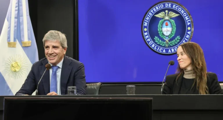 Inocencia Fiscal: Caputo presentó la nueva ley que busca los dólares del colchón