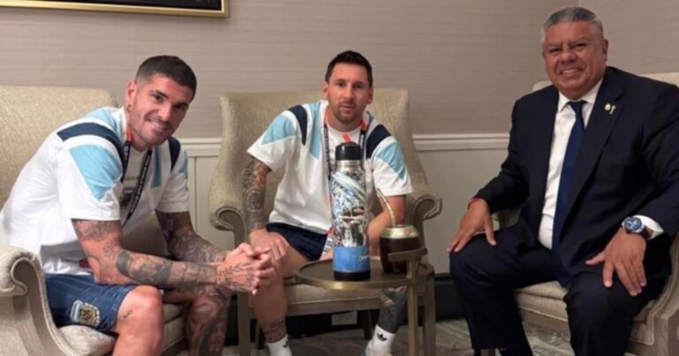 La foto cábala de Chiqui Tapia antes de enfrentar a Egipto en el Mundial
