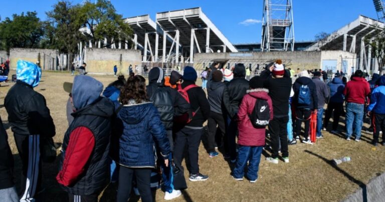 Furor por River en Salta: largas filas por una entrada para ver al equipo de Coudet