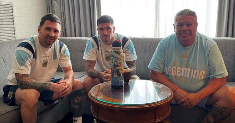 La foto cábala de Chiqui Tapia antes de enfrentar a España en el Mundial