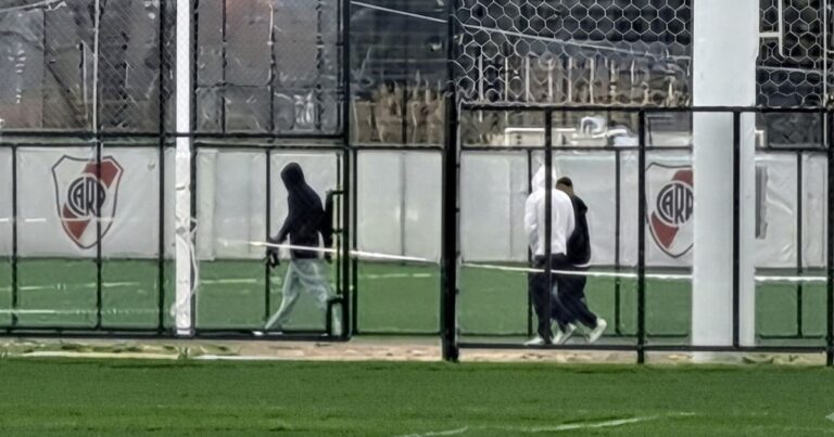 Olé en Cantilo: entre obreros y Juveniles, así es un día de los borrados de River