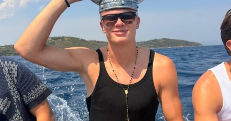 Haaland festejó su cumpleaños 26 a lo grande: hizo de DJ, jugó al golf desde un barco y metió casco vikingo