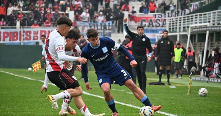 Con nueve jugadores, River le empató a Racing en la final del Torneo Proyección