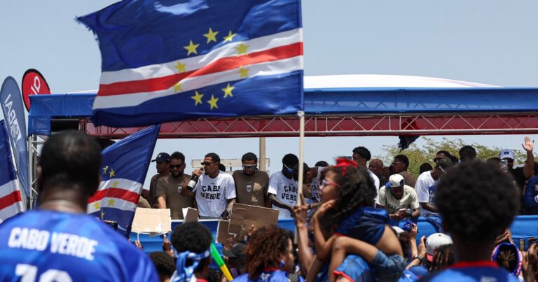 De hacer historia en el Mundial a ser recibidos como héroes en su país: locura en Cabo Verde por la llegada de la selección, que se paseó en un camión descapotable
