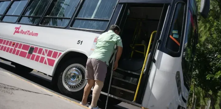 Amplían hasta fin de año el uso de pases vencidos en colectivo para personas con discapacidad