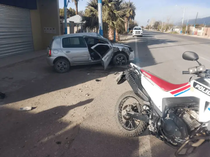 Una mujer perdió el control de su auto, chocó contra un pilar y terminó hospitalizada