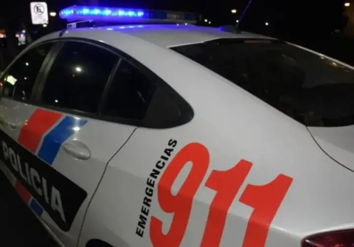 A punta de pistola, asaltó a una joven y escapó con su celular en Rawson