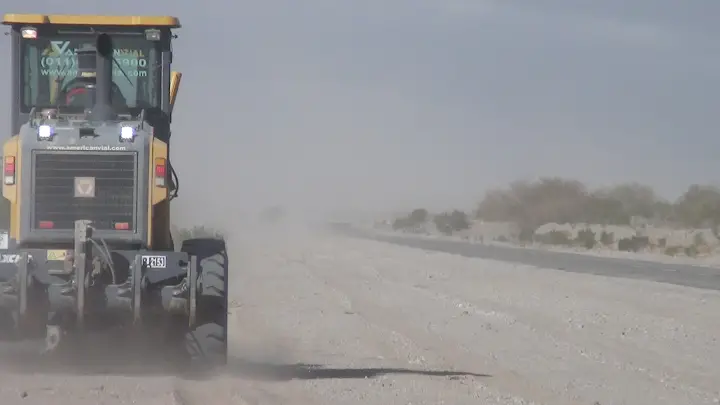 Vialidad trabaja sobre la Ruta 40 Norte en medio del Zonda y una intensa tormenta de arena