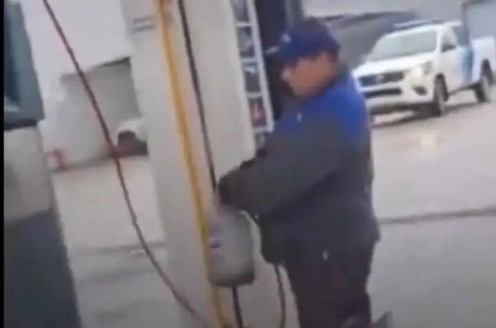 Lo mandaron a comprar GNC en un bidón y el playero se tomó la broma muy en serio