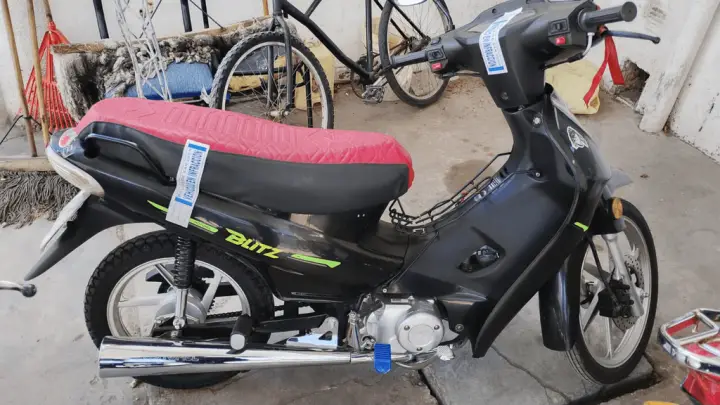 Una pareja fue detenida tras dejar una moto en la calle y resistirse al control