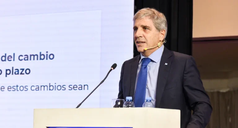 Caputo cruzó a quienes defienden la industria y descartó una devaluación: "Pagábamos todo 10 veces más caro"