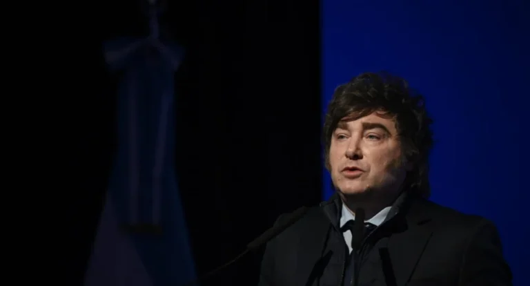 Milei en Rosario: la remera china, la mora y la "película" que la economía real todavía no confirma