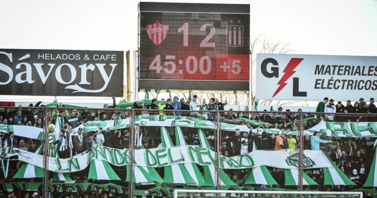 Los hinchas visitantes volvieron a la Primera B tras 11 años y hubo fiesta en las tribunas