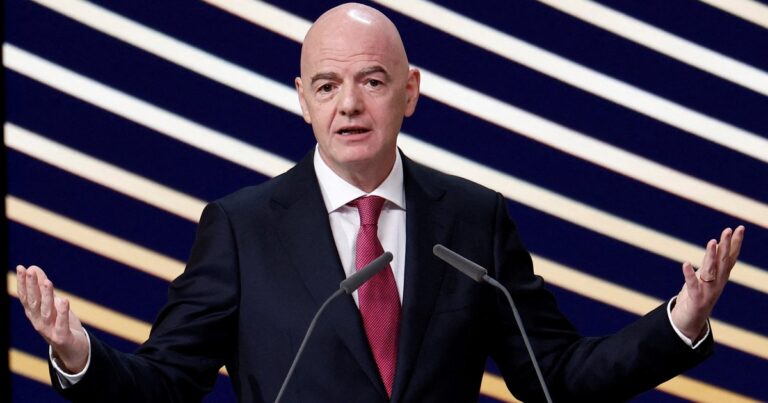 Infantino suma otro dolor de cabeza: Gales, Serbia y Suecia le soltaron la mano