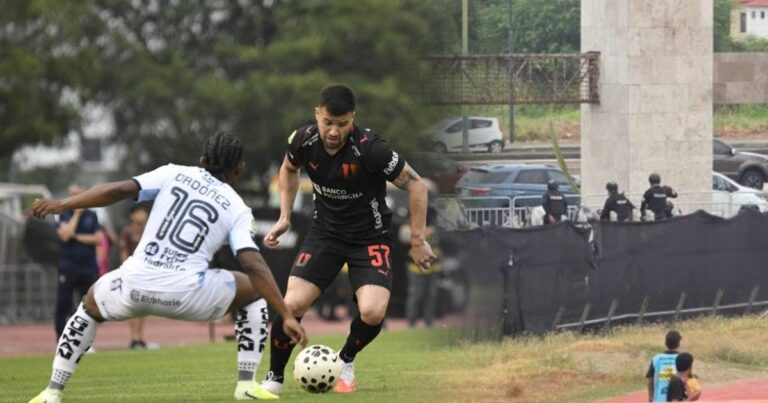 El accidentado debut de un ex Boca en Ecuador:   a los hinchas ¡les tiraron bengalas desde afuera del estadio!