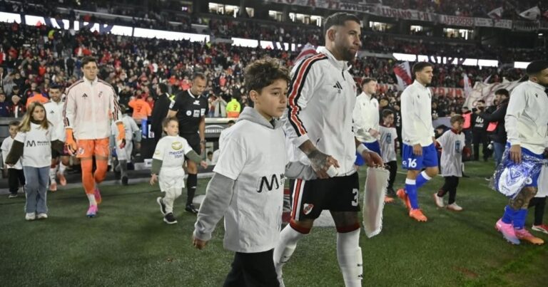 La piel de gallina de Trezeguet por ver a su hijo entrar al campo de juego del Monumental con el 11 de River