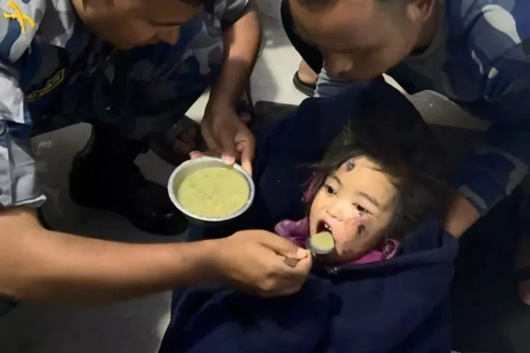 La encontraron 60 horas después: una niña de 6 años sobrevivió sepultada tras la catástrofe en Nepal