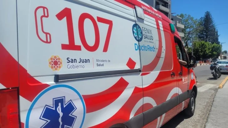 Una mujer cayó al bajar de un colectivo y terminó hospitalizada