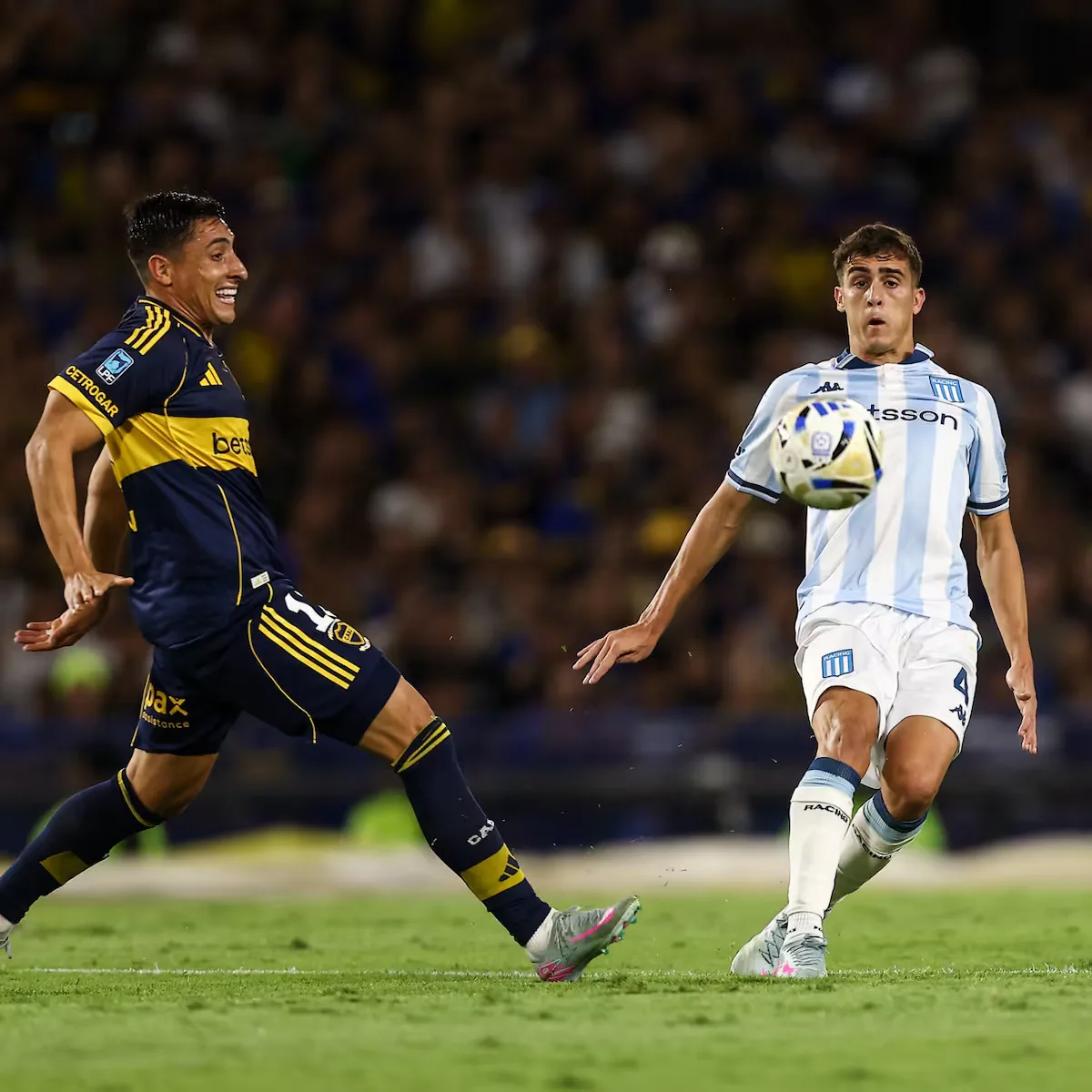 Racing y Boca se enfrentan en un clásico clave para salir del fondo