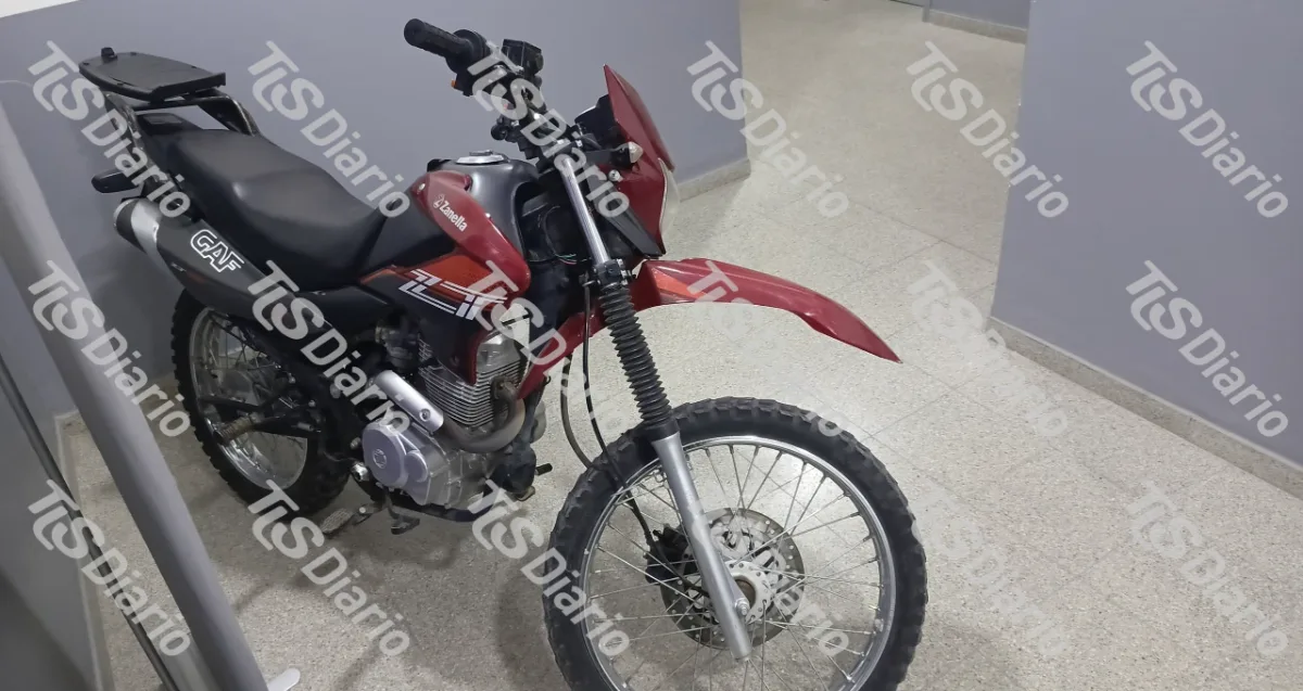 Escaparon con una moto robada y terminaron acorralados: uno cayó en plena persecución y el otro entre los cañaverales