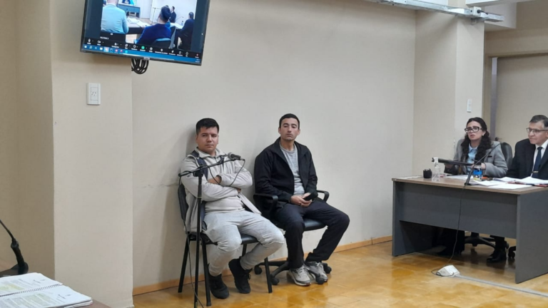 Dos polis acusados de balear a un pibe por la espalda, a un paso del banquillo