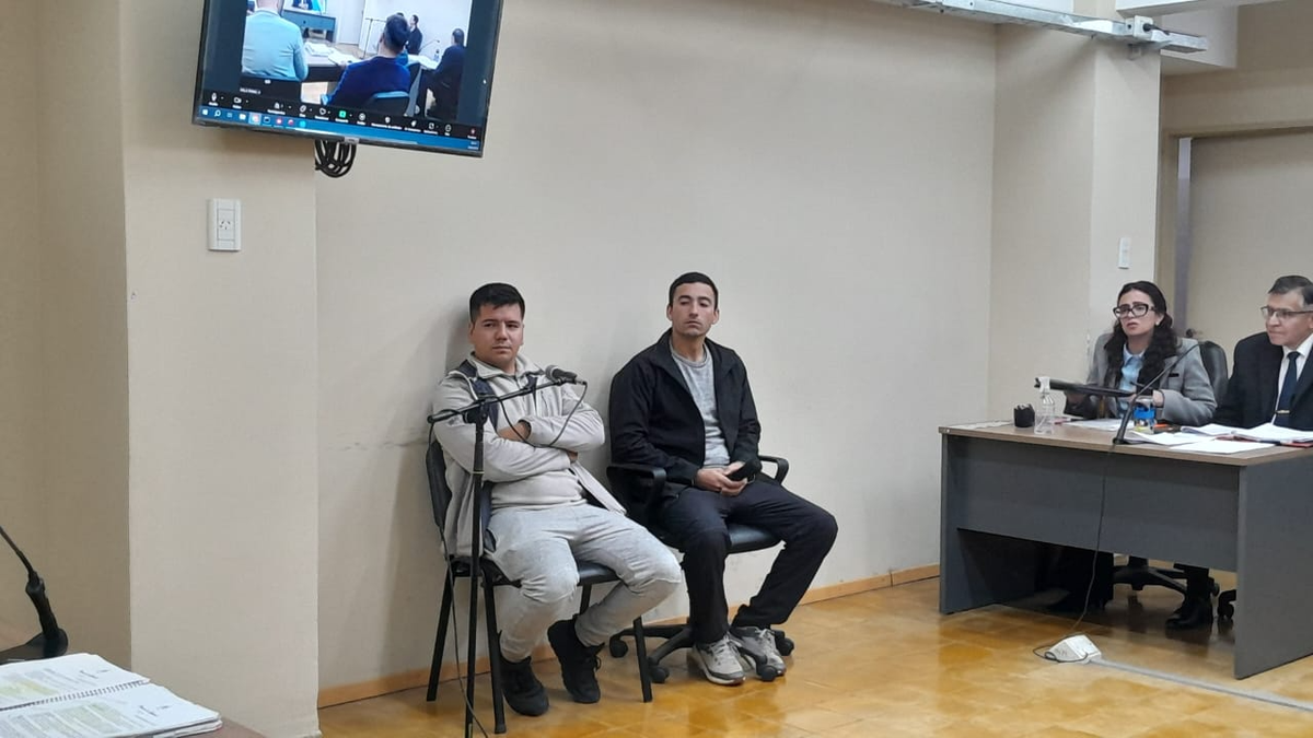 Dos polis acusados de balear a un pibe por la espalda, a un paso del banquillo