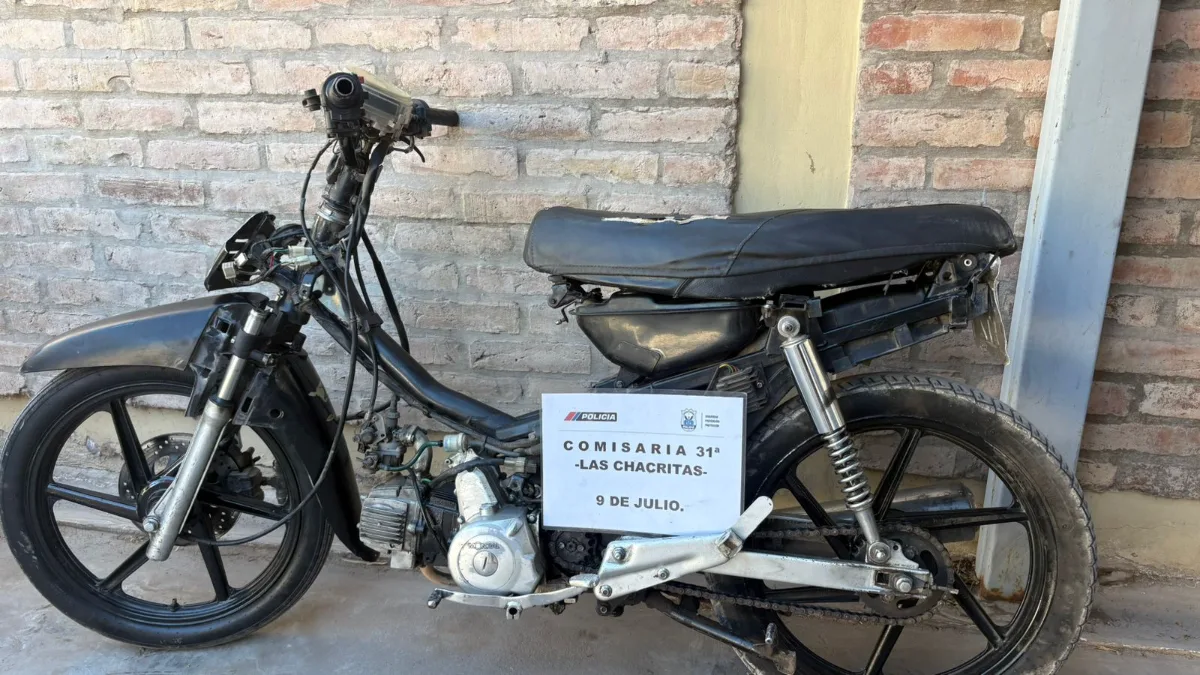 Patrullaban un descampado y se toparon con una moto robada escondida entre la maleza