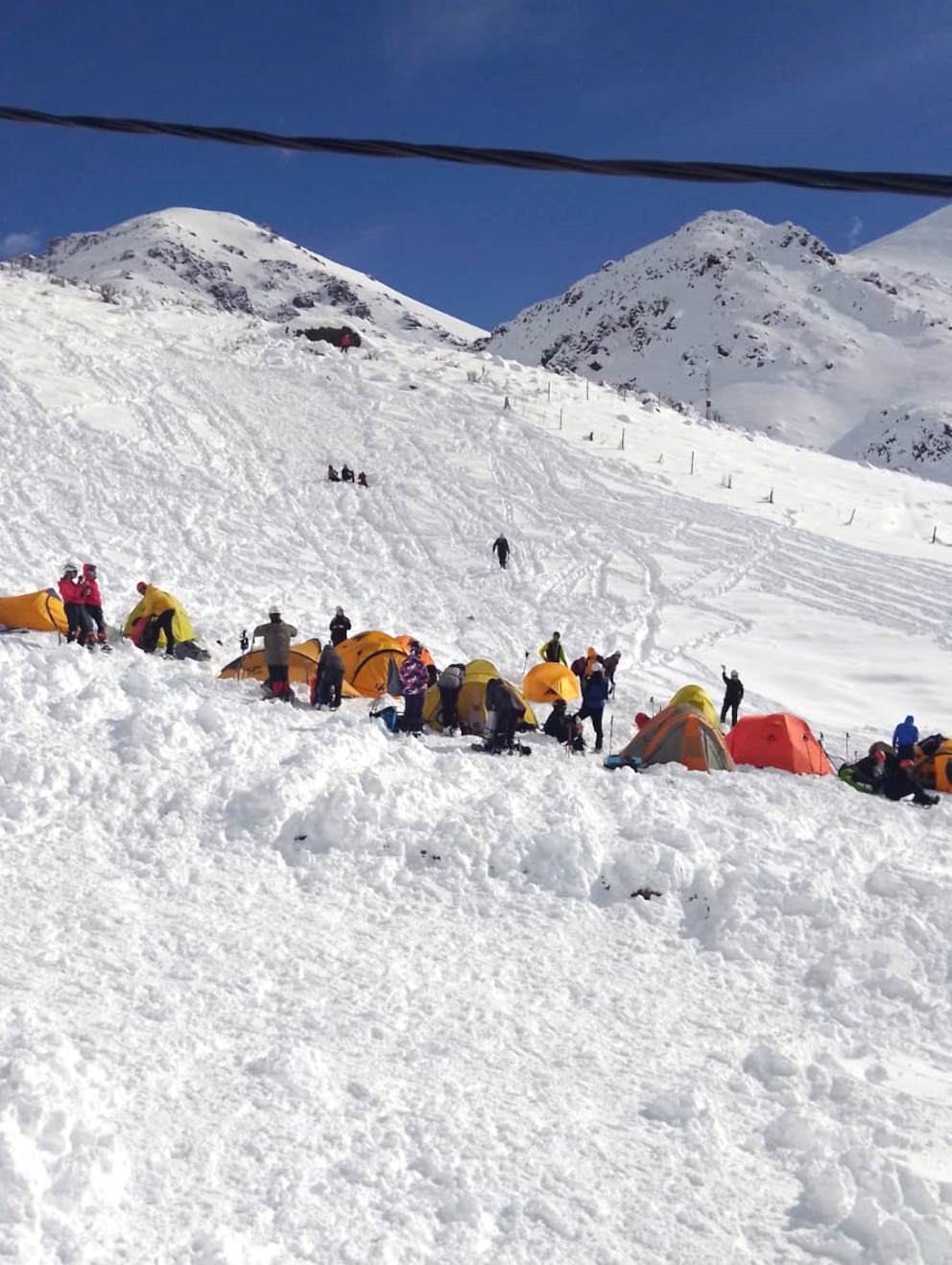 La nieve dejó aislados a montañistas y Vialidad logró abrir el camino para rescatarlos