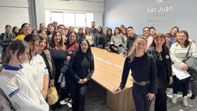 Escuelas concursarán interpretando el himno en Lengua de Señas