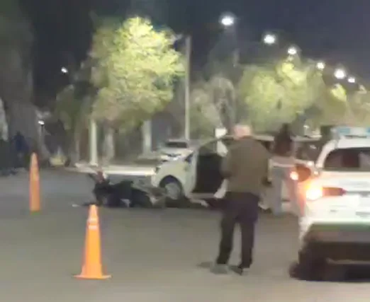 Una moto chocó contra un auto