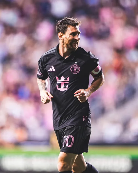 Multaron a Lionel Messi por un leve golpe a un rival, pero no se perderá ningún partido