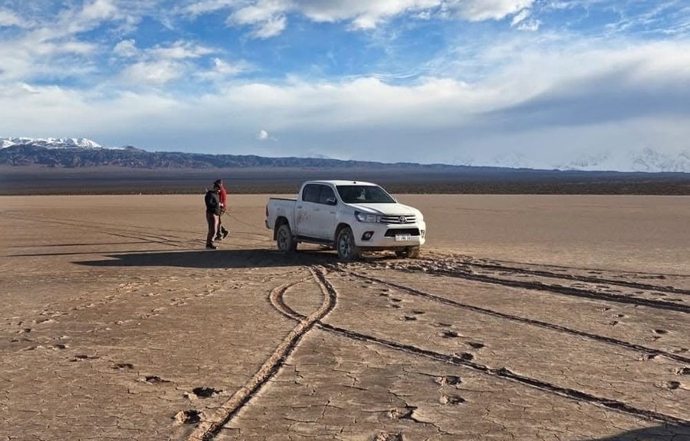 Medios de España califican de agresión irreversible el ingreso de una 4x4 a la Pampa del Leoncito