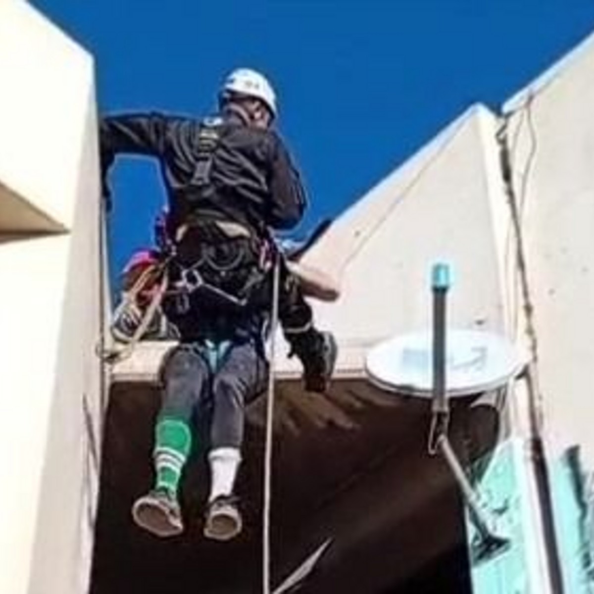 Rescataron a un hombre que había quedado atrapado en los techos de un edificio en Rivadavia