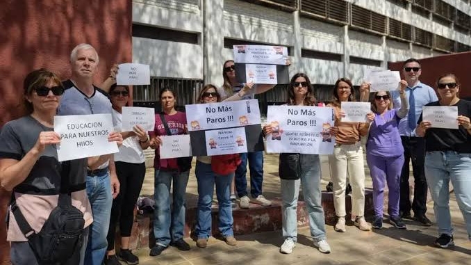 Familias de colegios preuniversitarios analizan un amparo tras 30 días de clases perdidas