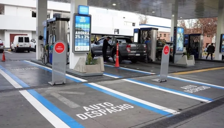 Para atenuar impacto inflacionario, Milei suspende los aumentos en impuestos a los Combustibles
