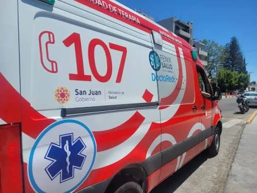 Violento choque entre un auto y una moto en Capital dejó a dos hombres hospitalizados