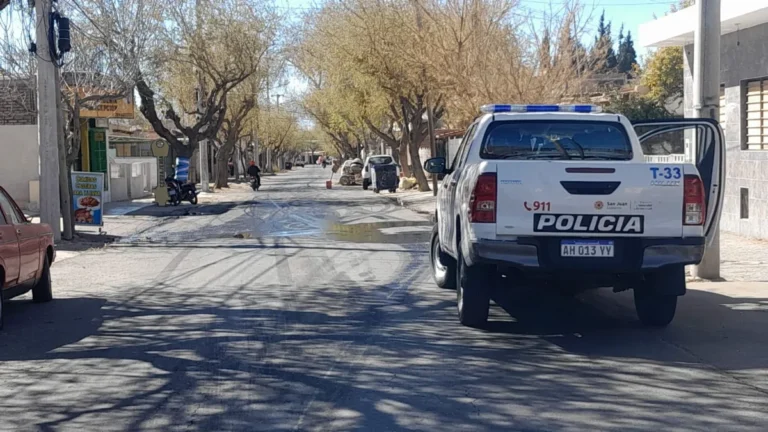 Se rompió el tanque de un colectivo de la Red Tulum y perdió todo el combustible en Capital c