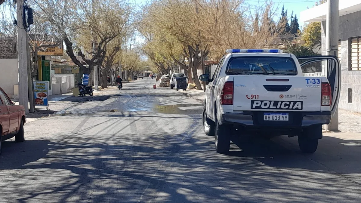 Se rompió el tanque de un colectivo de la Red Tulum y perdió todo el combustible en Capital c