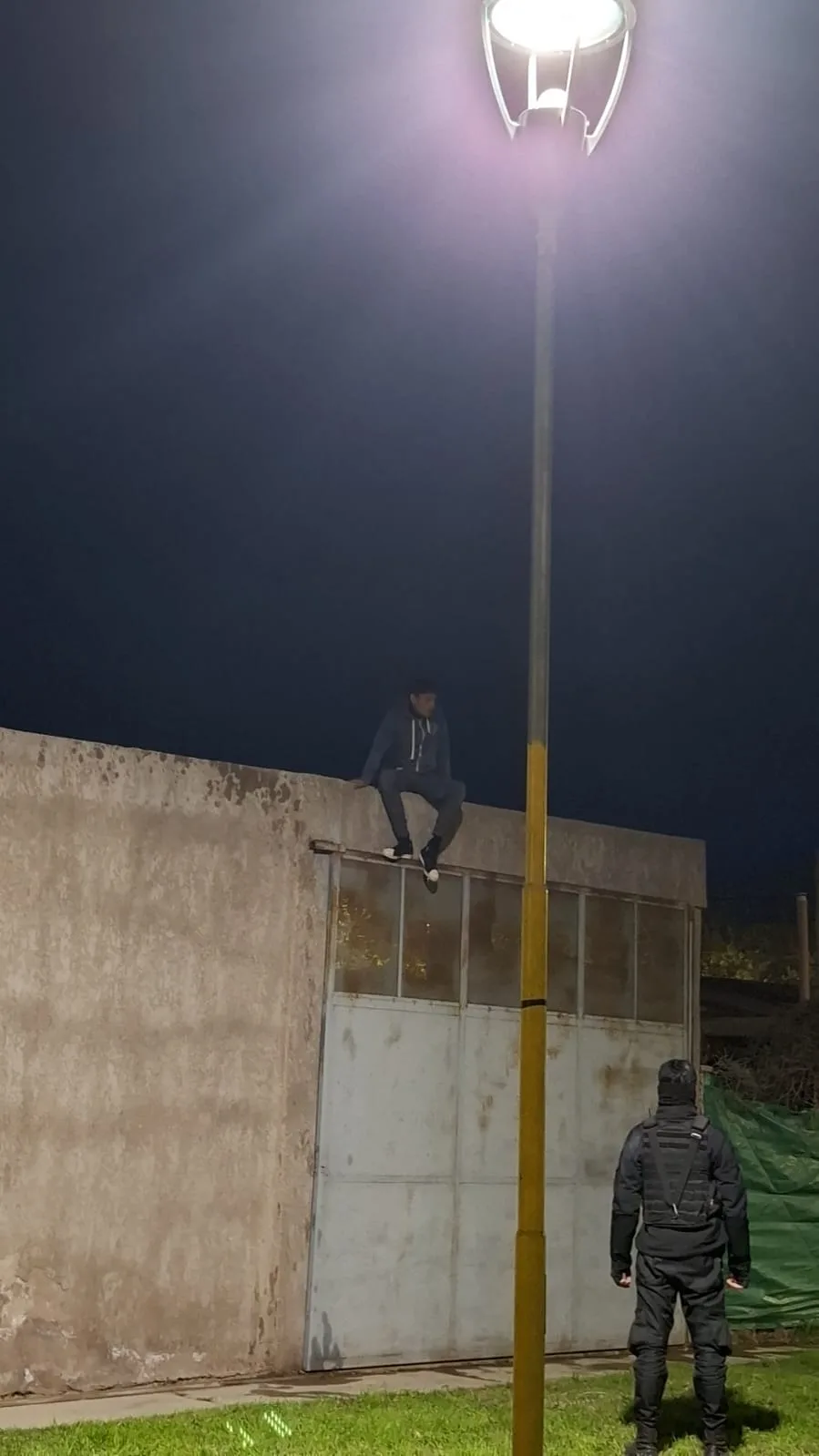 Inseguridad: vecinos del Barrio Frondizi atraparon a un delincuente en el techo de una vivienda