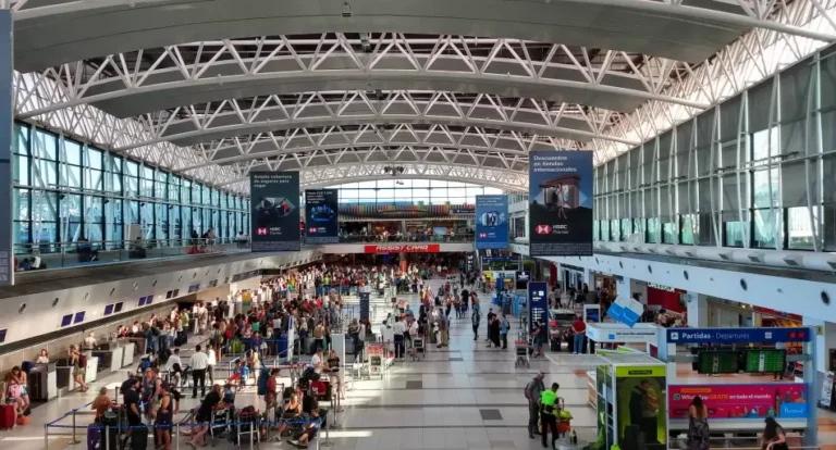 El Gobierno cerró un acuerdo millonario por 35 aeropuertos: qué consiguió a cambio de extender la concesión