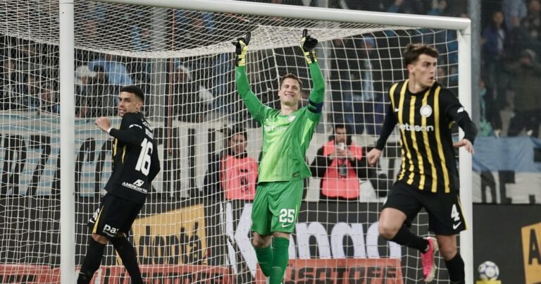 El milimétrico penal que le cobraron a Atlético Tucumán y terminó siendo atajado por Cambeses