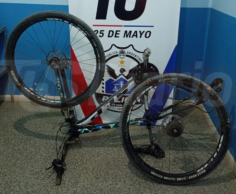 Salió de su casa a hacer las compras y encontró una bicicleta que no era suya en el patio