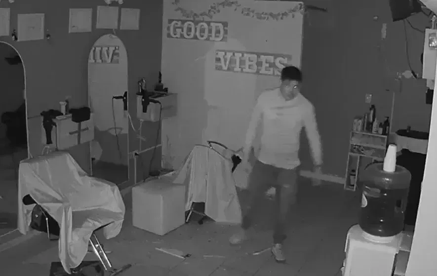 Desvalijó una barbería en Capital, quedó filmado y cayó con todo el botín