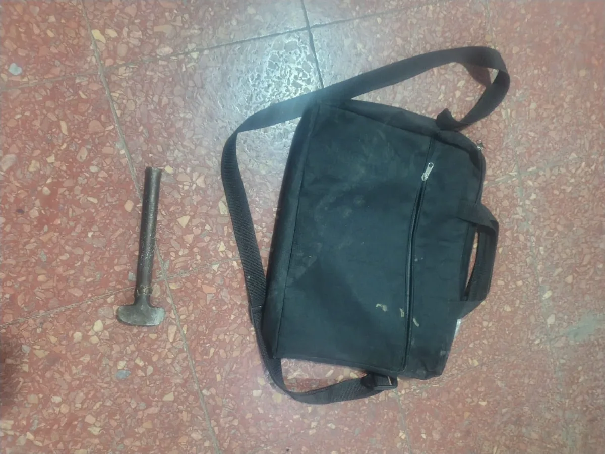 Intentó forzar la puerta de un comercio con un caño y terminó detenido