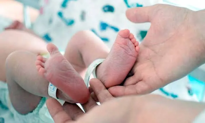 Baja natalidad en Argentina: la mayoría de los hombres quiere ser padre, pero la crianza sigue recayendo en las mujeres