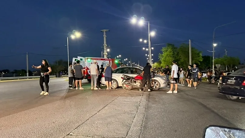 Una moto y un Ford Focus colisionaron a la altura del barrio Camus