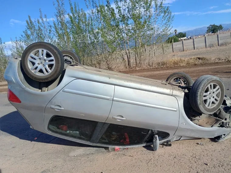 Un sanjuanino volcó en la Ruta 40 tras intentar esquivar un montículo de tierra