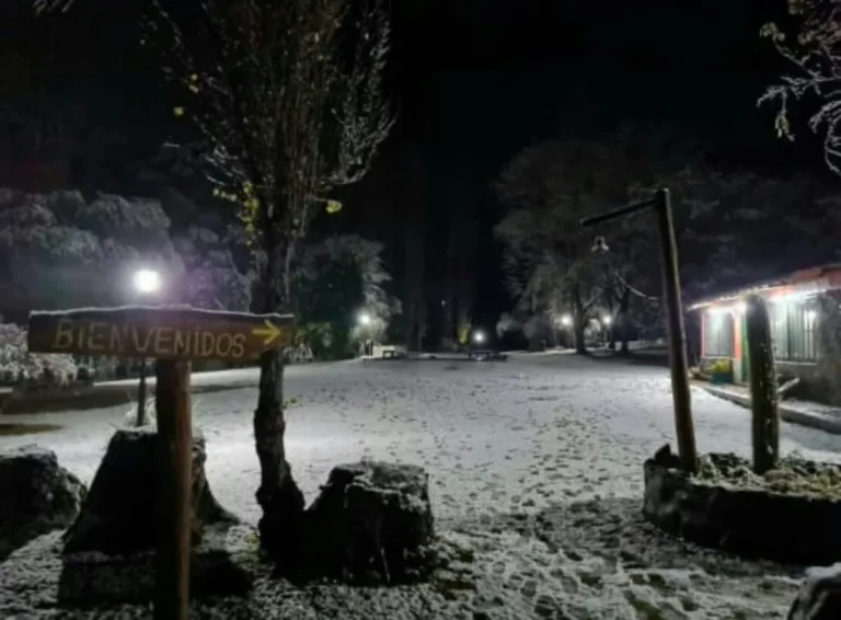 Jáchal se cubrió de blanco y la nieve sorprendió en plena noche