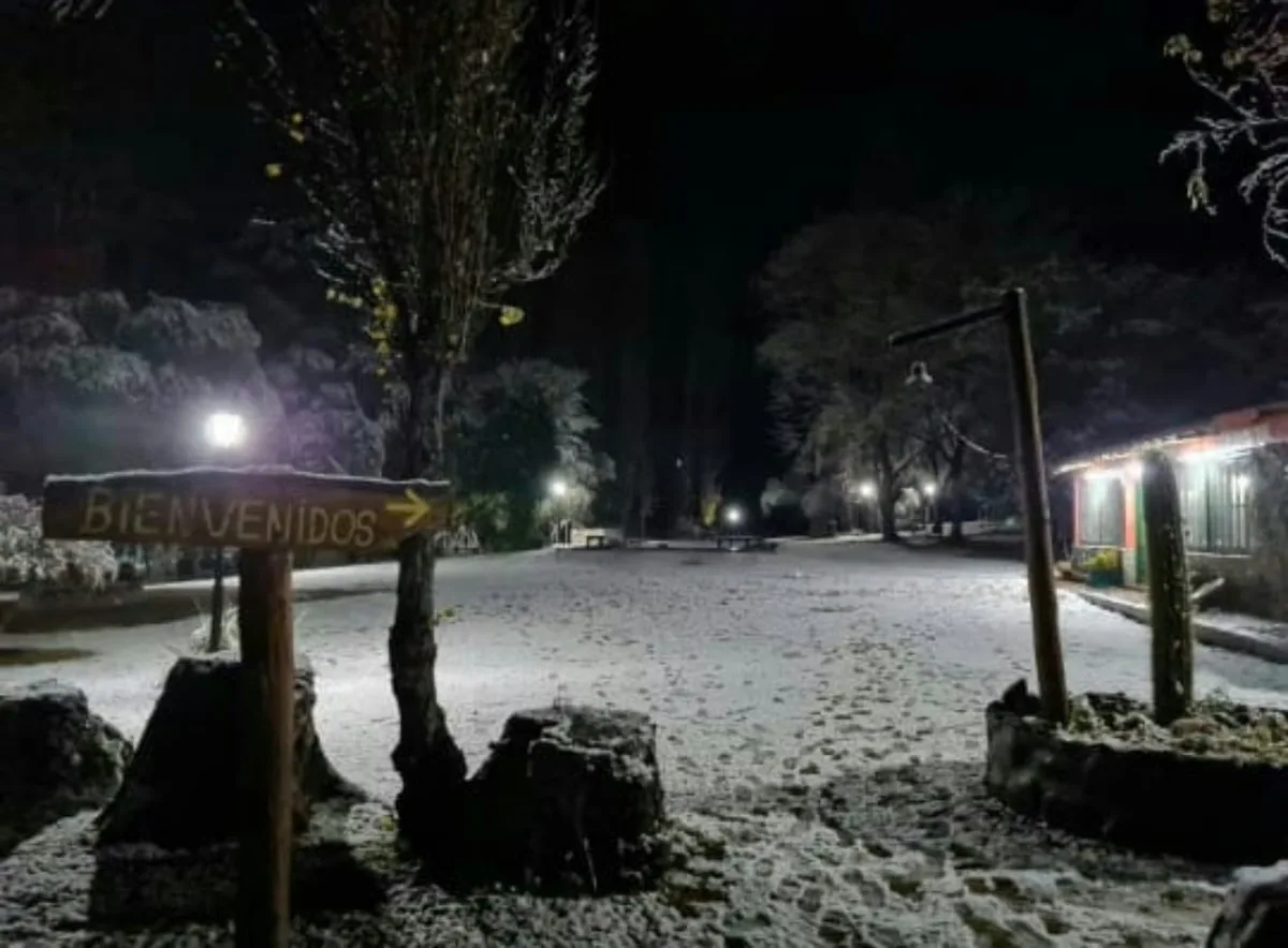 Jáchal se cubrió de blanco y la nieve sorprendió en plena noche