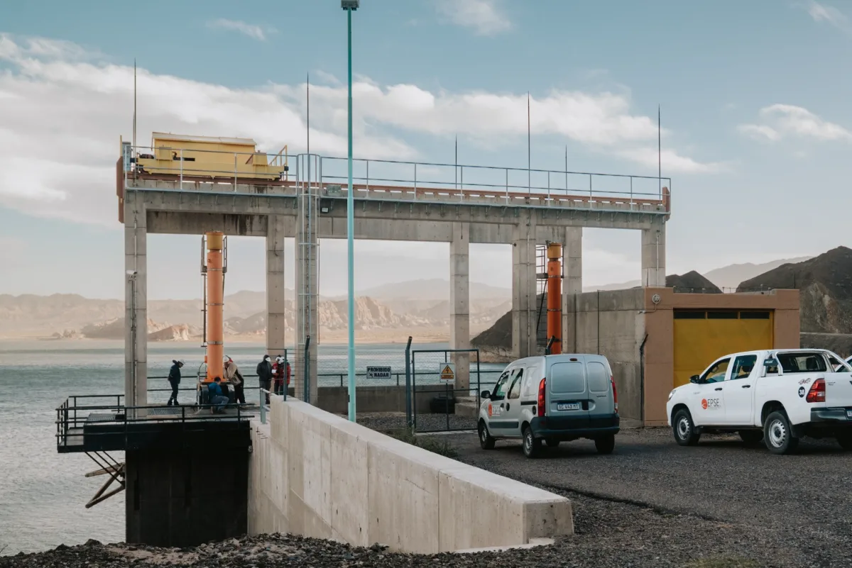 Fondos mineros para reforzar la cuenca del Río Jáchal: volvió a funcionar el descargador de fondo de Cuesta del Viento